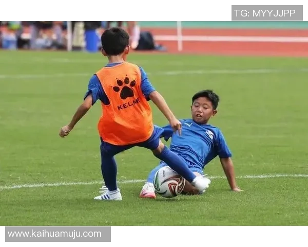 《从草地到绿茵场 足球巨星们的少年成长之路》