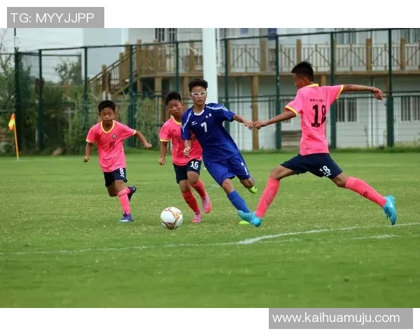 球星跨越绿茵梦想 坐在足球上感受激情与荣耀的碰撞